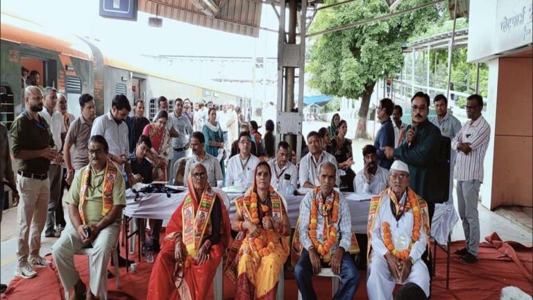 मुख्यमंत्री तीर्थ दर्शन योजना के तहत 183 यात्री मथुरा के लिए रवाना 5 tirth darshan betul