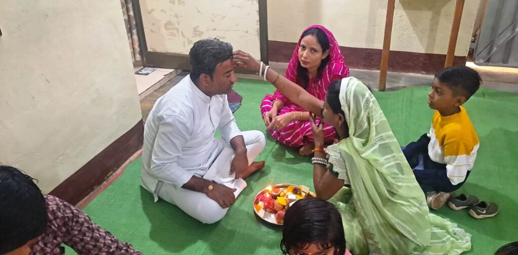 रक्षा बंधन पर जिला जेल में भाई-बहनों ने मनाया स्नेह का पर्व 2 रक्षा बंधन पर जिला जेल में भाई बहनों ने मनाया स्नेह का पर्व 1