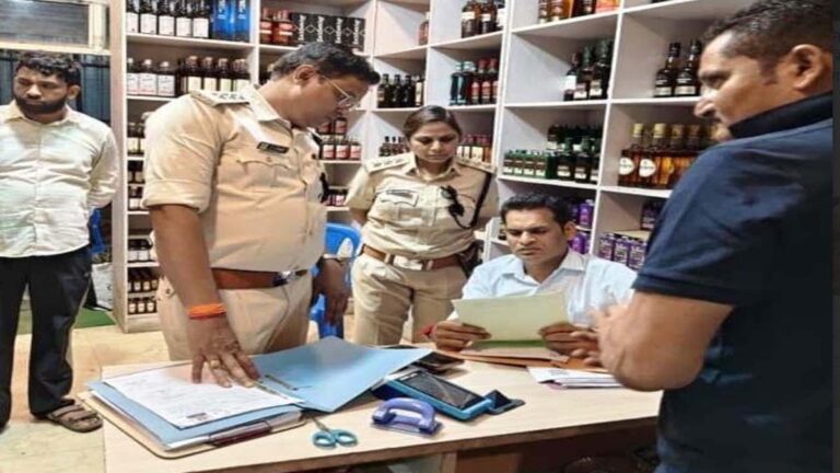 आबकारी अधिकारी ने शराब दुकानों का किया औचक निरीक्षण 12 daru