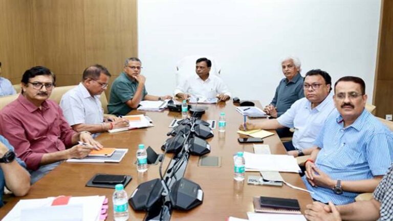 तत्काल बंद होंगे अवैध अहाते, लापरवाही पर होगी कड़ी कार्रवाई : उप मुख्यमंत्री श्री देवड़ा 4 dewda