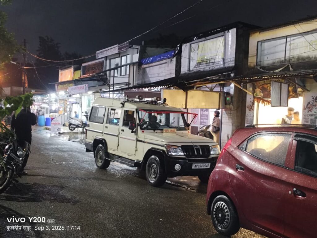 बीच शॉपिंग सेंटर में चाय की आड़ नशा और लग रहा हार-जीत का दांव,गाली-गलौज से सहमे व्यापारी और मरीज 3 e35c24b6 e477 4762 8e55 3d6d07e410b1