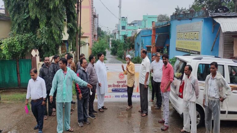 वार्ड 36 में पैदल पहुंची नपा की टीम, पेयजल स्वच्छता समेत अन्य शिकायतें बताई 50 nagar